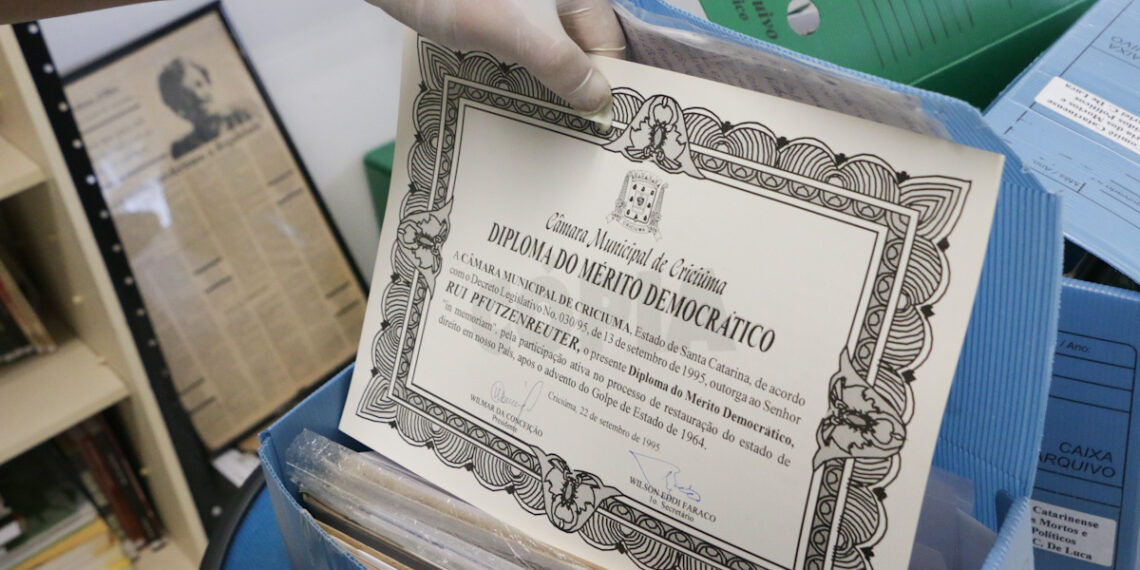Foto: Acervo CCPMMDP - UFSC. (Diploma de mérito concedido a Rui Pfuntzenreuter)